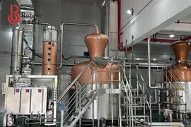 Boben a mers la Distileria Moutai pentru îndrumări de instalare, operațiunea ...